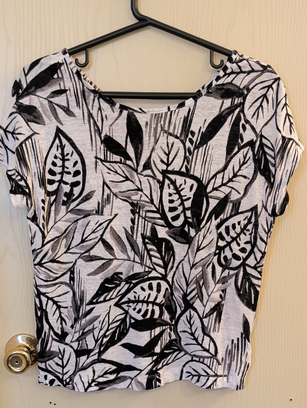 Tahari Black & White Printed Top Size Small | 100% Linen Button Back Blouse